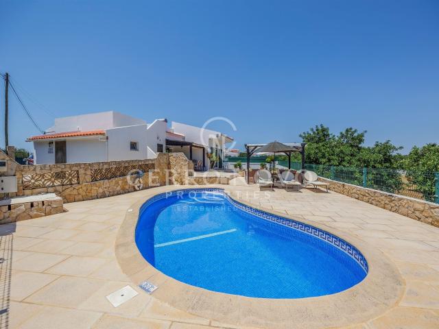 Moradia tradicional algarvia de três quartos com piscina 134m² Guia