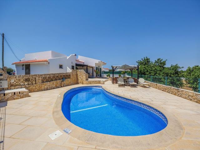 Moradia tradicional algarvia de três quartos com piscina 134m² Guia
