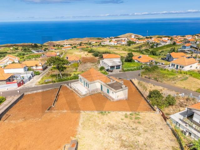 Moradia Tradicional com Terreno e Vista Mar para Reabilitar. 230m² Ponta Do Pargo