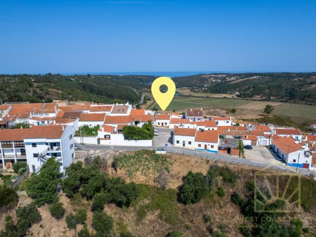 MORADIA TRADICIONAL COM VISTA MAR PARA RENOVAR, COM PROJECTO ELABORADO, NO CORAÇÃO DE ODECEIXE