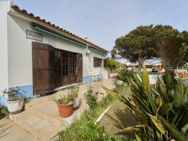 Moradia Tradicional com Jardim — O Seu Refúgio de Família em Porto Covo
