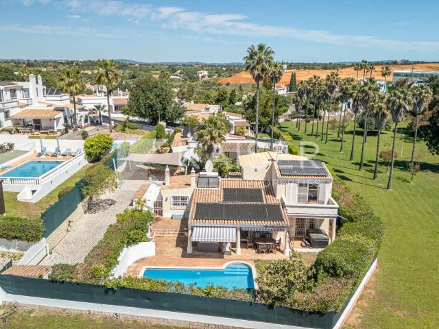 Moradia tradicional com piscina nem localização privada e 190m² Albufeira e Olhos de Água