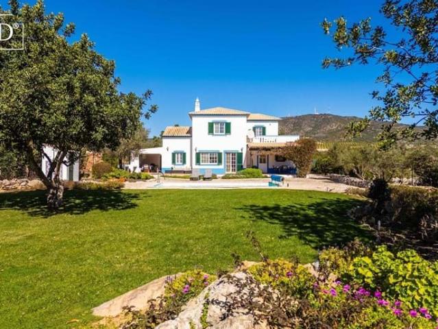 Moradia tradicional com piscina e putting green num terreno. 196m² Moncarapacho e fuseta