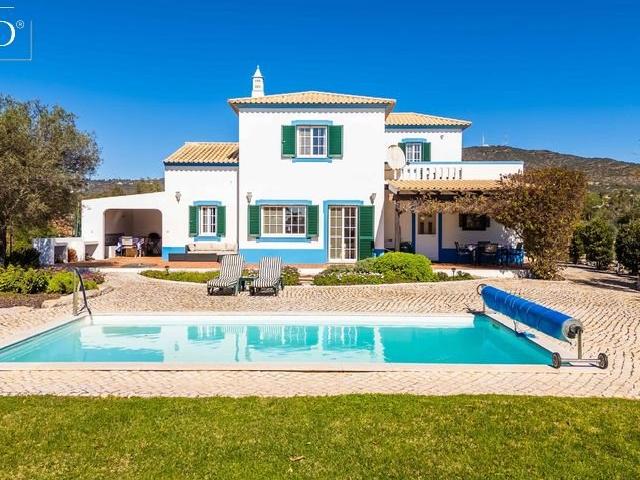 Moradia tradicional com piscina e putting green num terreno. 196m² Moncarapacho e fuseta