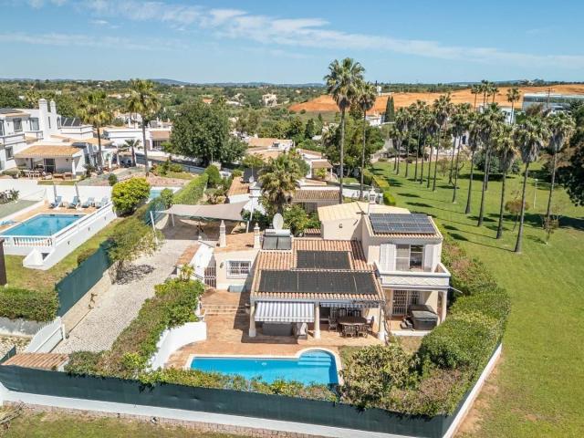 Moradia tradicional com piscina em localização privada e tra. 190m² Guia