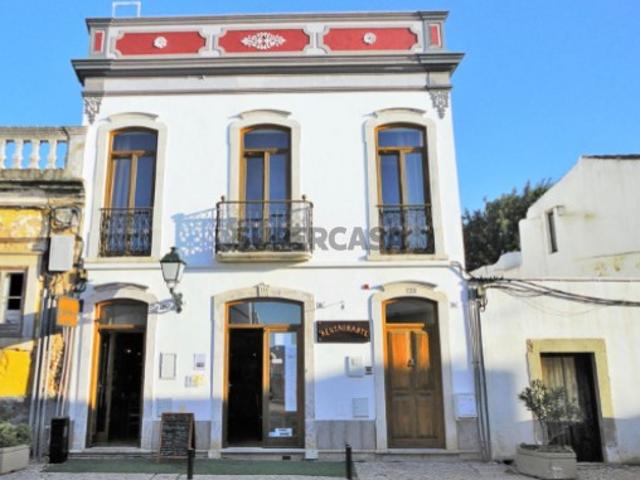Moradia Tradicional com Restaurante Equipado e Dois Apartamentos Independentes