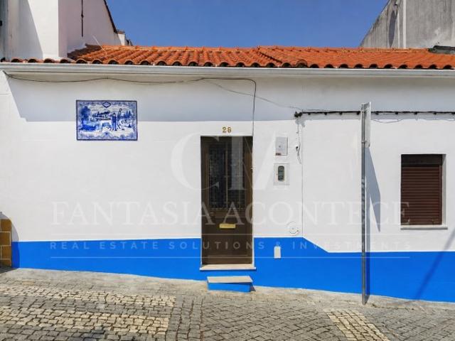 Moradia tradicional de dois pisos em Monte da Pedra Crato