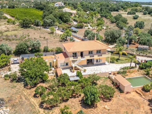 Moradia tradicional de 3 +1 quartos inserida num amplo terre. 259m² Conceição e Estói