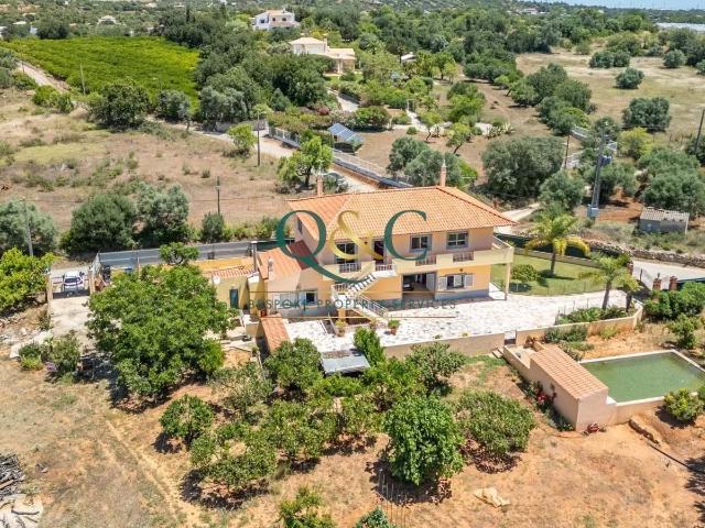 Moradia tradicional de 3 +1 quartos inserida num amplo terre. 259m² Conceição e Estói