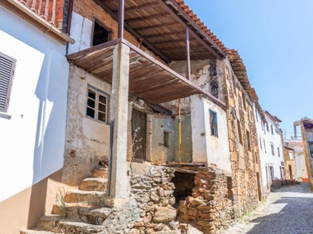 Moradia Tradicional em Dominguizo 3 Pisos com Loja no Rés do Chão