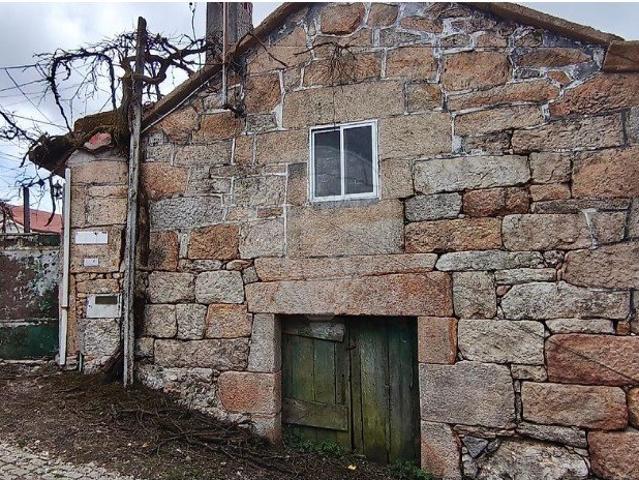 Moradia tradicional em pedra para recuperar, situada na alde. 0m² Campos e Louredo