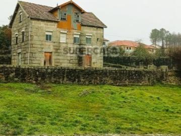Moradia Tradicional em Pedra | Terreno 1746 m² | Castro Daire