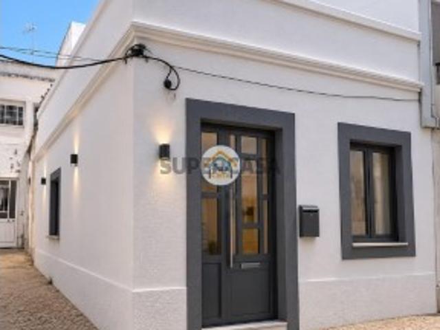 Moradia tradicional para reabilitar no Centro Histórico de Olhão, com terraço e elevado potencial