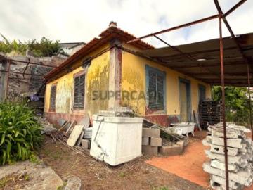 Moradia Tradicional para Recuperar com 2.300m² de Terreno | Livramento Funchal