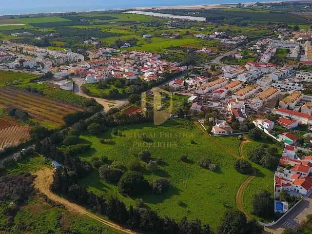 Moradia tradicional para venda em quinta junto a núcleo urbano, com a possibilidade de construção de 7 moradias com piscina