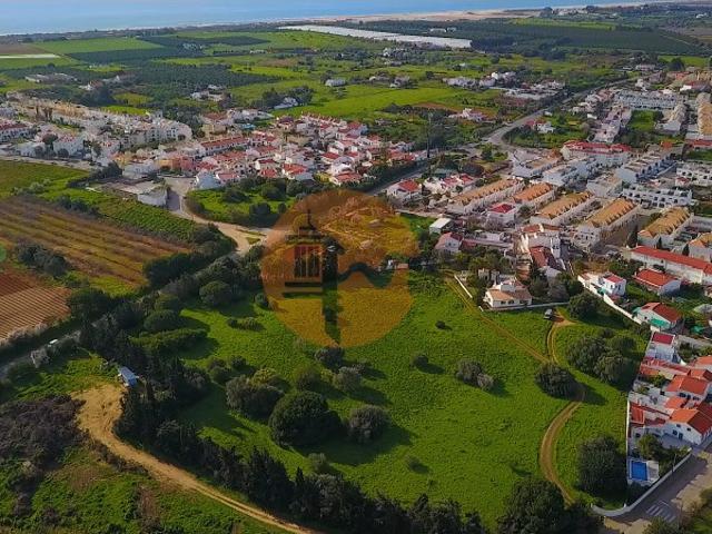 Moradia tradicional para venda em quinta junto a núcleo urbano, com a possibilidade de construção de 7 moradias com piscina