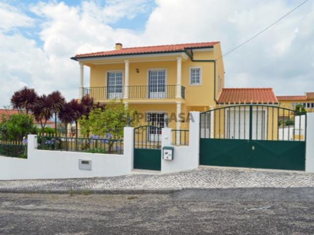 MORADIA TRADICIONAL PORTUGUESA DE 4 QUARTOS COM PISCINA AQUECIDA PERTO DE OBIDOS
