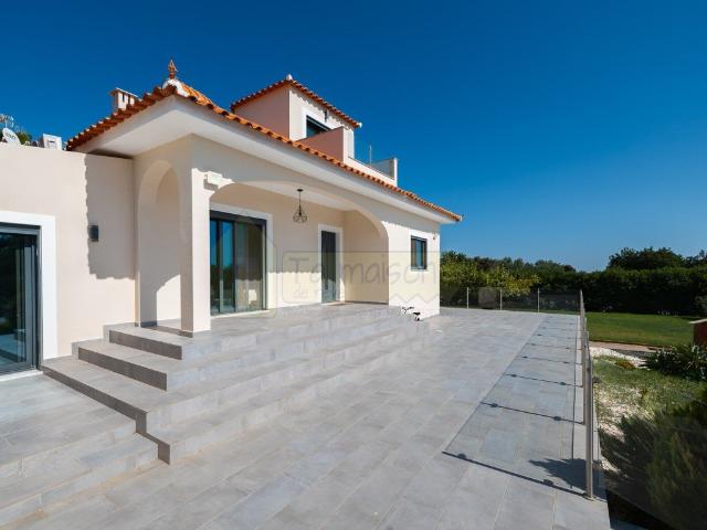 Moradia Tradicional Renovada com Amplo Terreno perto de Faro 100m² Santa Bárbara De Nexe