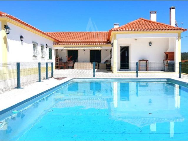Moradia Tradicional T4 Com Piscina E Jardim Gracieira 161m² A Dos Negros