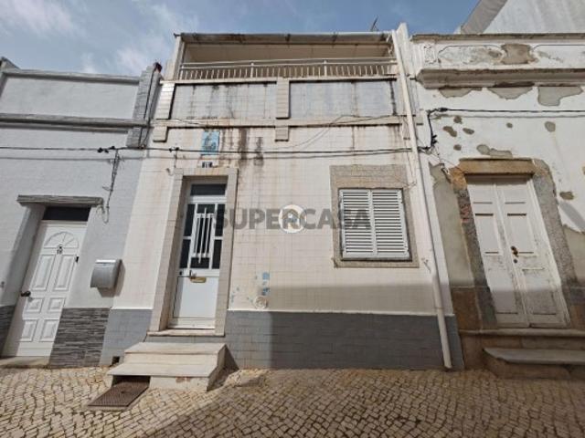Moradia tradicional T2+1 Barreta com grande potencial de investimento