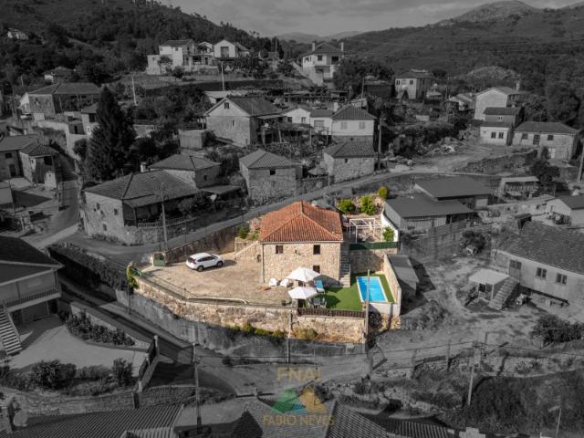 Moradia tradicional T2+1 com piscina