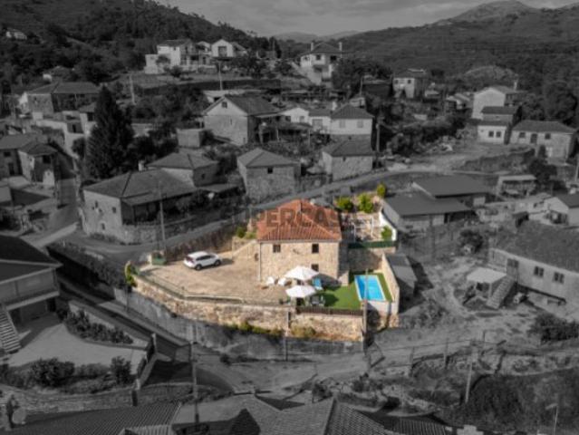 Moradia tradicional T2+1 com piscina