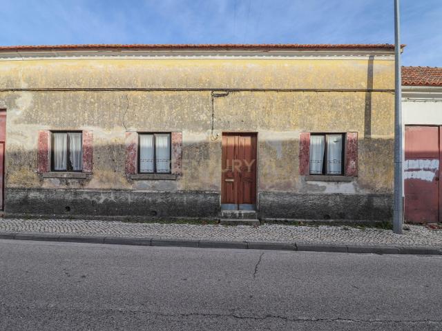 Moradia Tradicional T2 com terreno para reabilitar