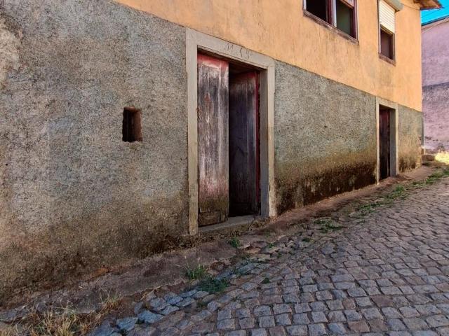 Moradia Tradicional Transmontana em Pedra com Terreno, Adegas e Pombal | Freixeda – Bragança