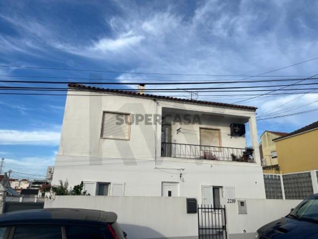 Moradia Tri Familiar em Duplex T6 com garagem Box, terraço, varanda