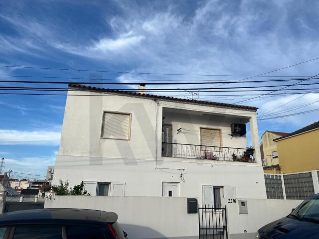 Moradia Tri Familiar em Duplex T6 com garagem Box, terraço, varanda