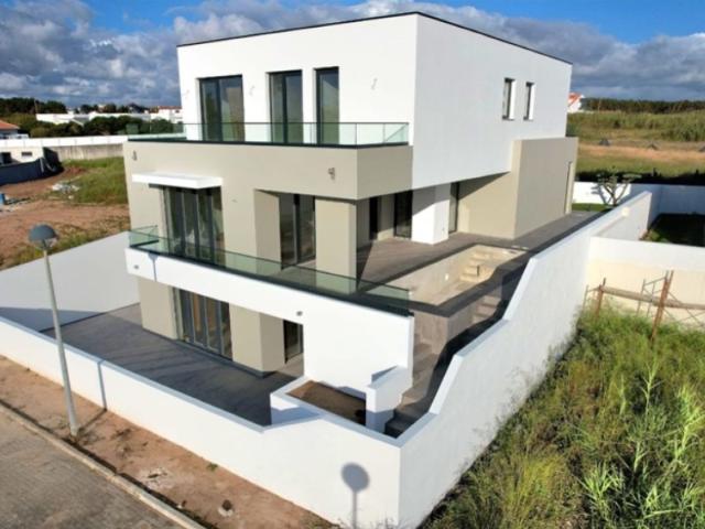 Moradia triplex contemporânea localizada em Santa Cruz, Torres Vedras