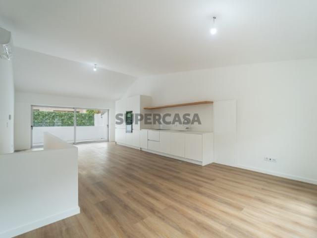 Moradia triplex T3+1 com varanda e garagem no centro