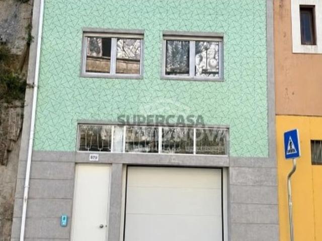 Moradia Triplex T3+1 com Garagem, Varandas e Espaço Exterior