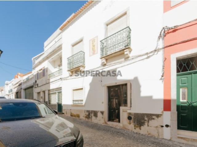Moradia Triplex T3 para Remodelação com Terraço e Vista Desafogada | Centro de Palmela