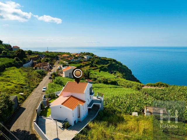 Moradia uni familiar T4+1 nos Canhas Ponta do Sol