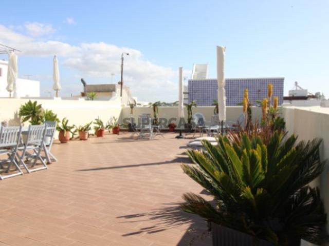 Moradia Única na Fuzeta: Charme Tradicional com um Fantástico Terraço de 137 m²