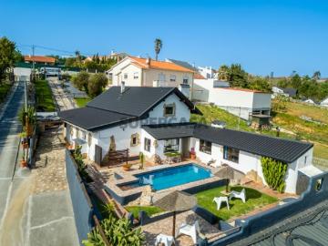 Moradia única com piscina e bungalow independente de estilo rústico distinto em Alfeizerão