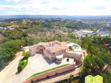 Moradia única em Alcobaça com Vistas Panorâmicas e Privacidade Total