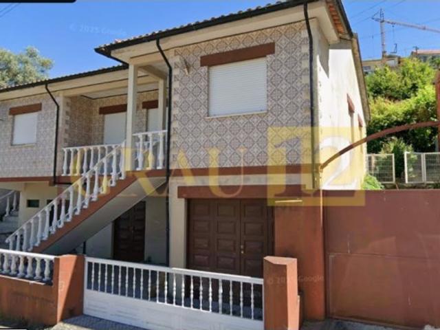 Moradia unifamiliar T3 com 3 frentes, terraço, garagem