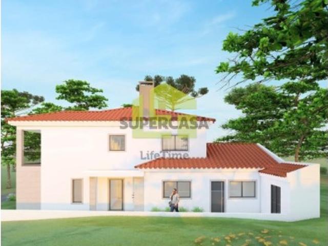 Moradia unifamiliar com 2 pisos Tipologia T4+1, implantada em lote com 375 m²