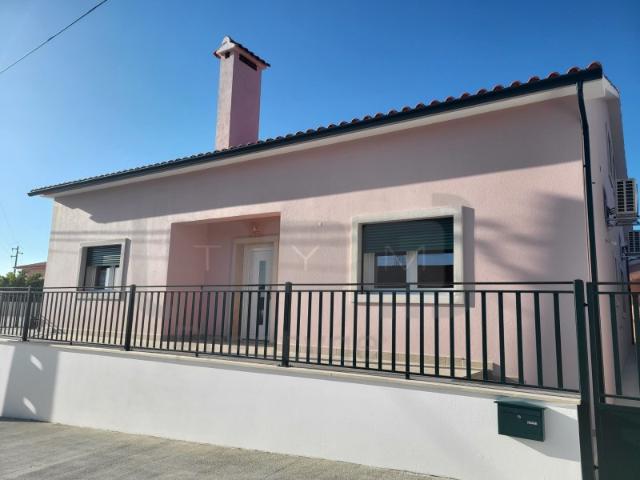 Moradia unifamiliar com cave e sotão amplo situada em zona tranquila e a 5 minutos do Castelo de Bode