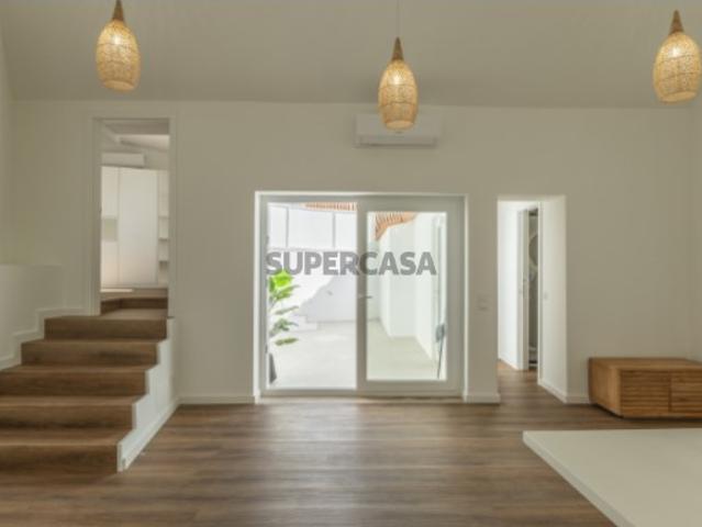 Moradia Unifamiliar com Logradouro e Terraço em Caxias, Oeiras, Perto de Lisboa