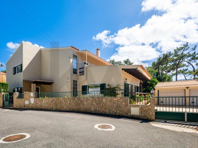 Moradia Unifamiliar com piscina e jardim no Banzão Colares