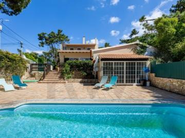 Moradia Unifamiliar com piscina e jardim no Banzão Colares