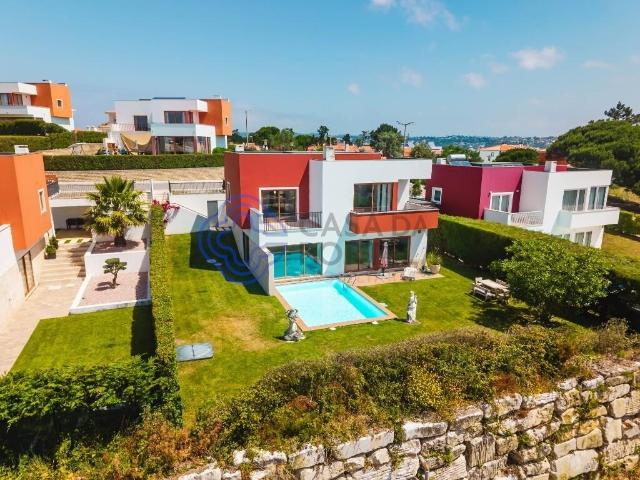 Moradia unifamiliar com piscina e jardim privativos