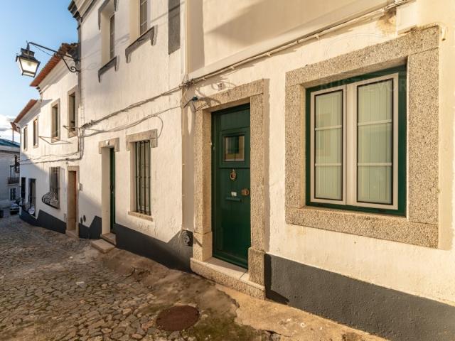 Moradia Unifamiliar de Rés do chão e 1º andar T2 + 2 com quintal
