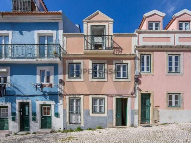 Moradia unifamiliar de 3 pisos com 2 Quartos, 2 WCs e 135m2 ABP