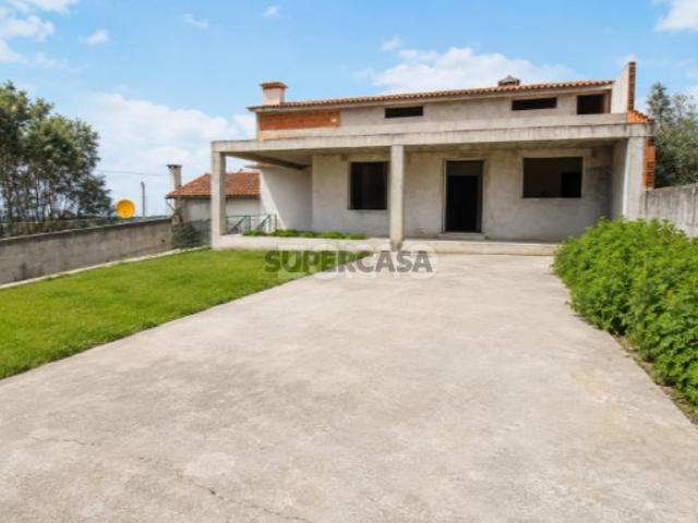Moradia Unifamiliar em Construção OUteiro de Souselas