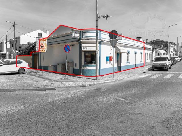 Moradia Unifamiliar r/chão com T4, 3 anexos no quintal e com. 130m² Malagueira e Horta das Figueiras