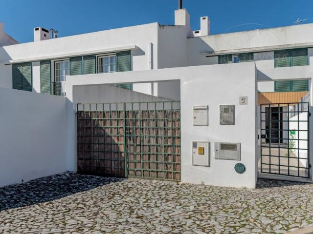 Moradia Unifamiliar, R/Chão e 1º andar, T3, mobilada e equipada